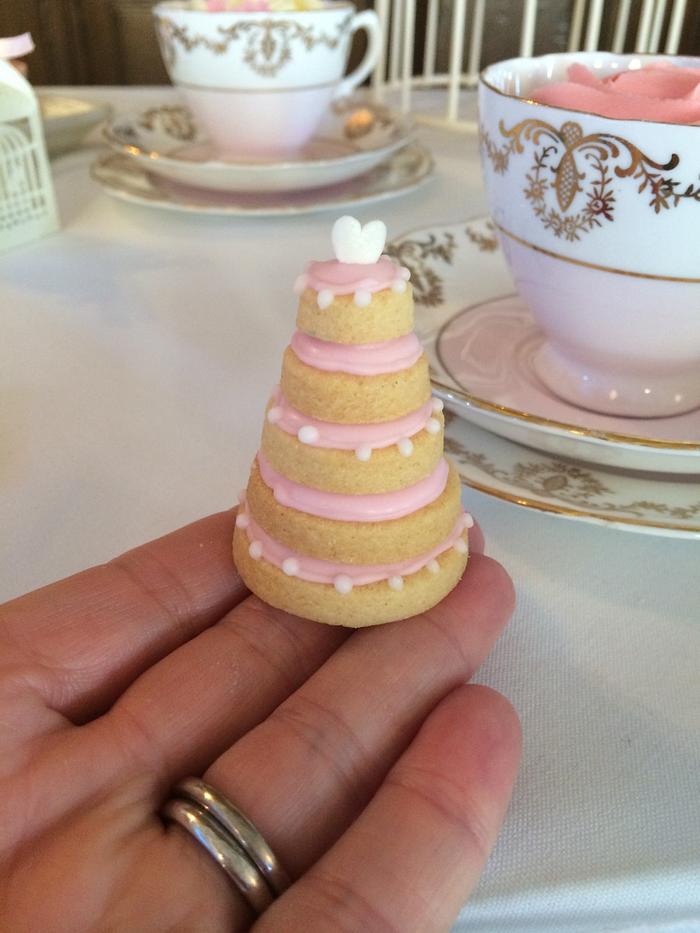 Wedding cake biscuit favours