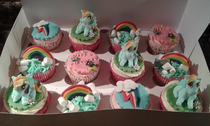 Rainbow Dash cupcakes