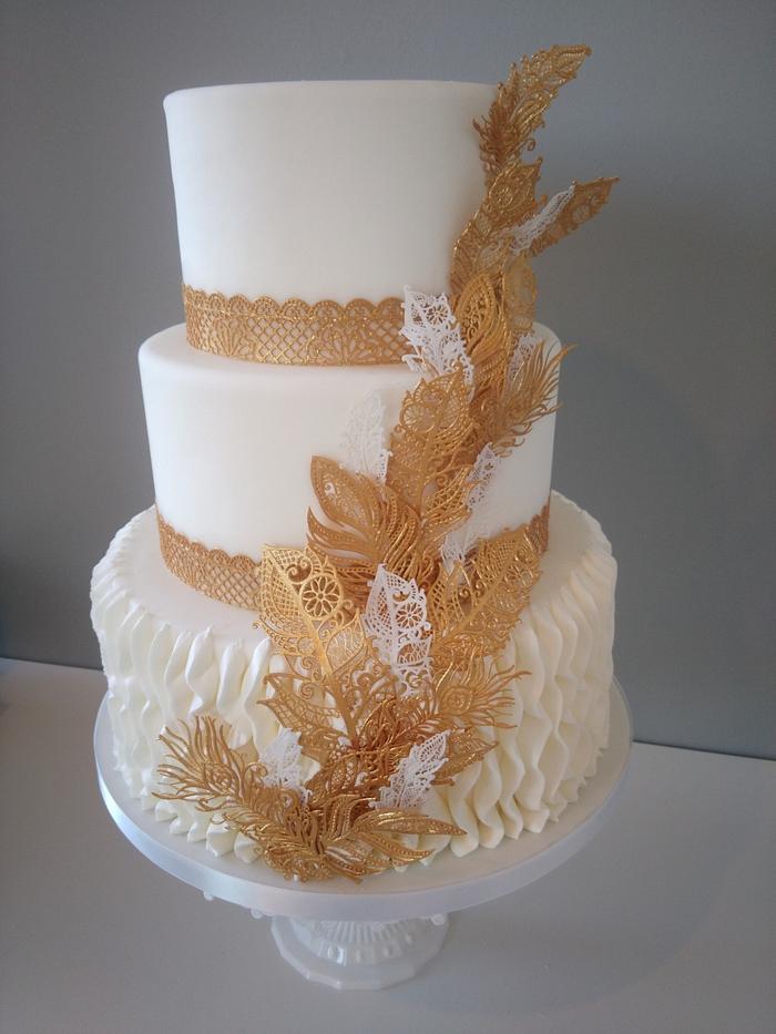 Gold feathers wedding cake