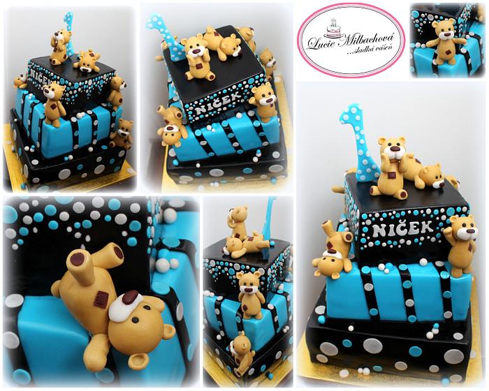 Cake with teddy bears