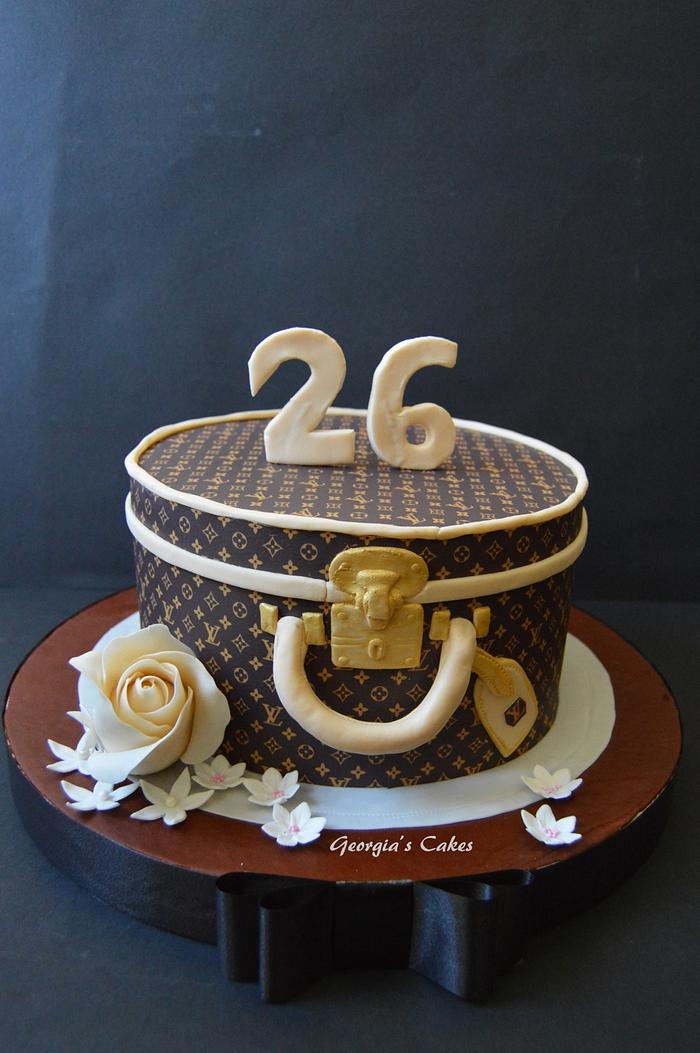 Louis Vuitton cake 😍😍 loving the neutral colour and the natural gras, cake decorating