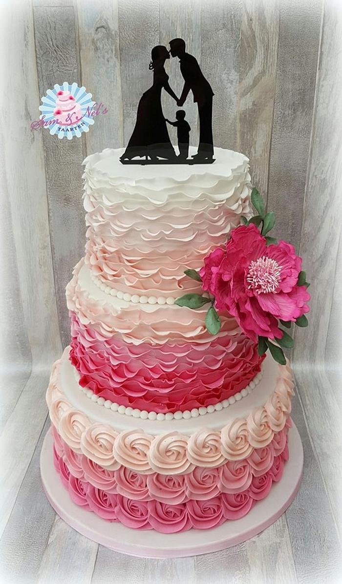 Pink weddingcake with ruffles