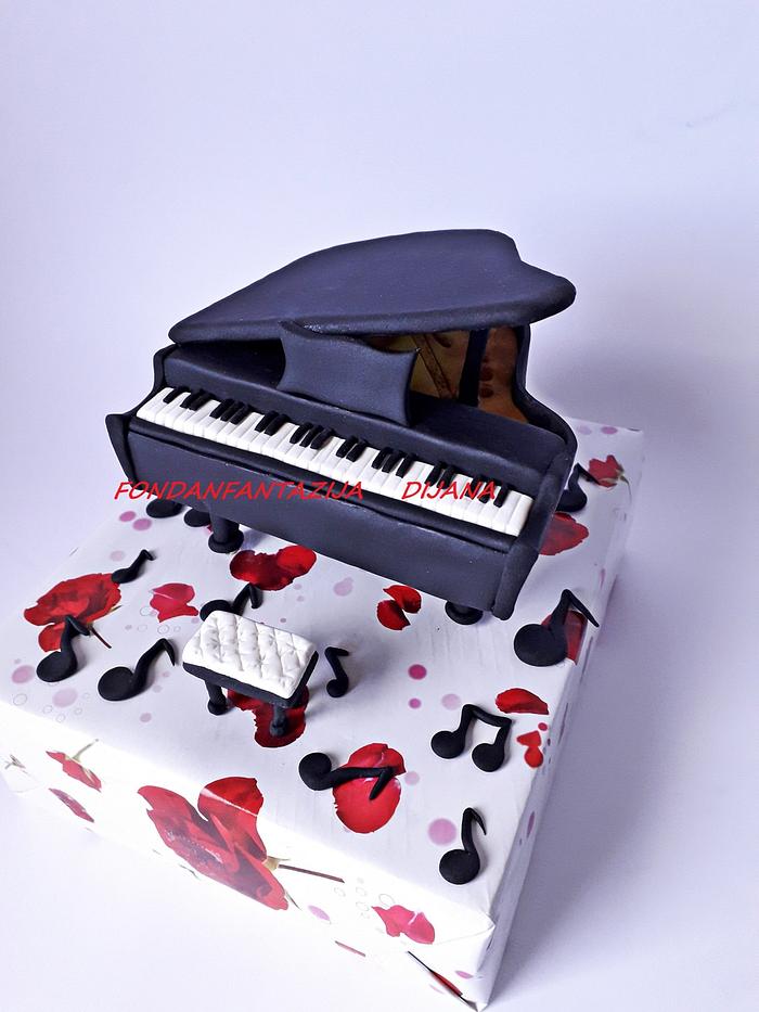 Piano cake topper 