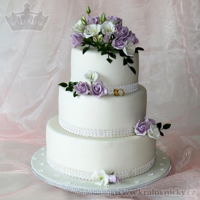 Wedding cake with lisianthus and roses