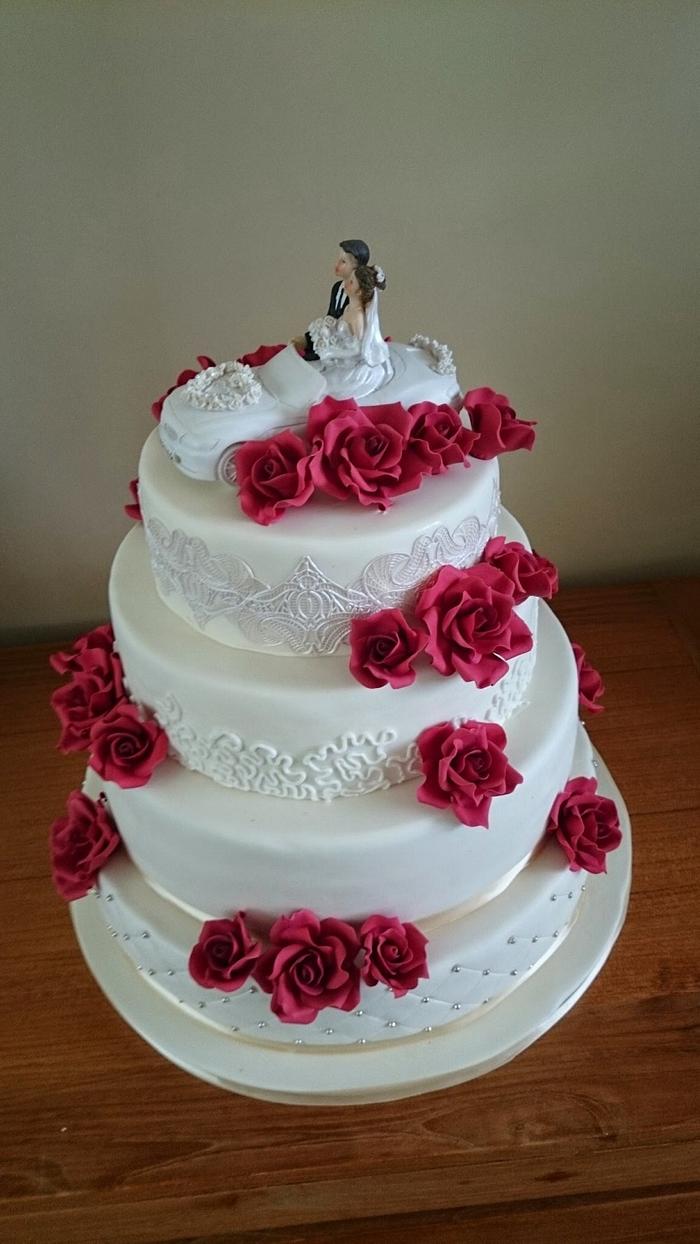 Weddingcake with red roses