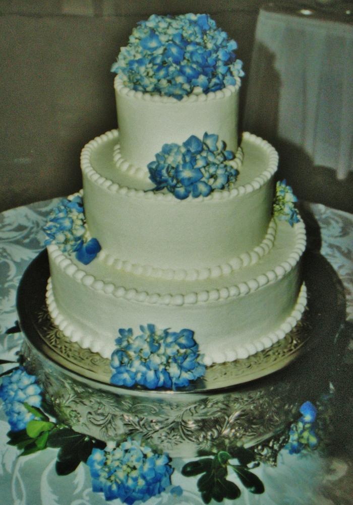 Buttercream blue hydrangea wedding cake
