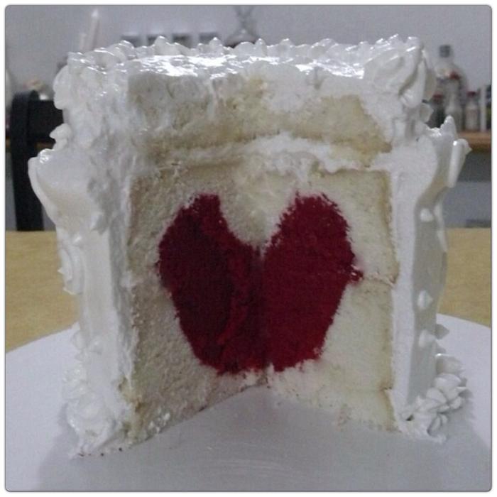 Valentine's cake ( I made a red heart inside the cake!)