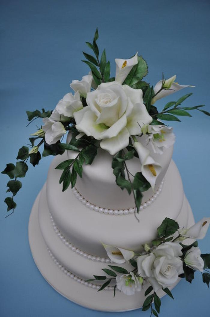 rose and arum wedding cake