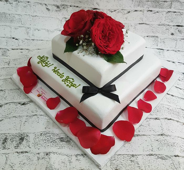 Red rose wedding cake 