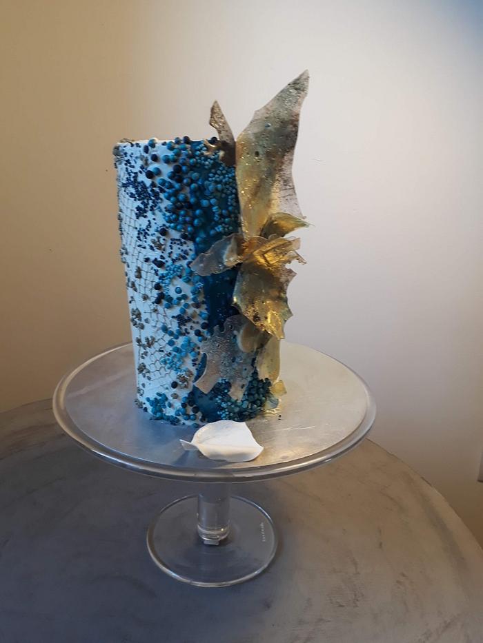Birthday cake with isomalt decoratings and pearls