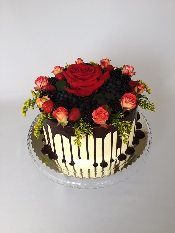 Drip cake With flowers 