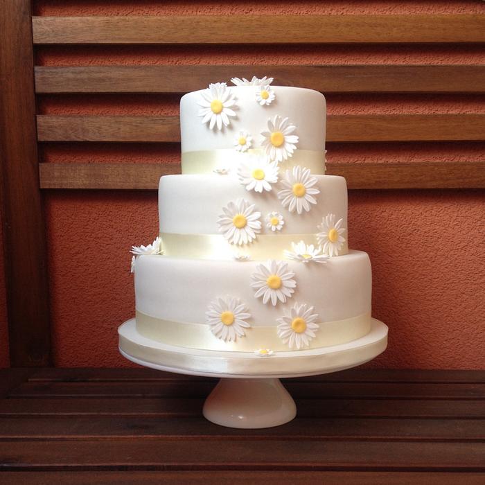 Simple daisy wedding cake