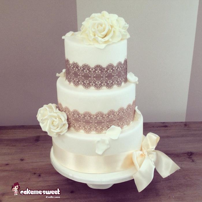Roses and laces wedding cake