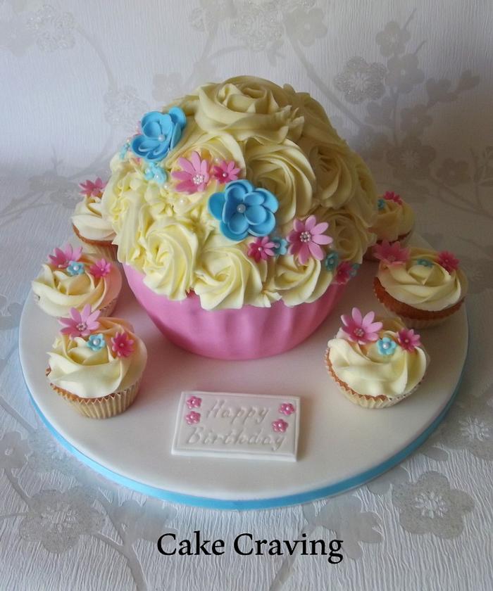 Giant cupcake and matching cupcakes