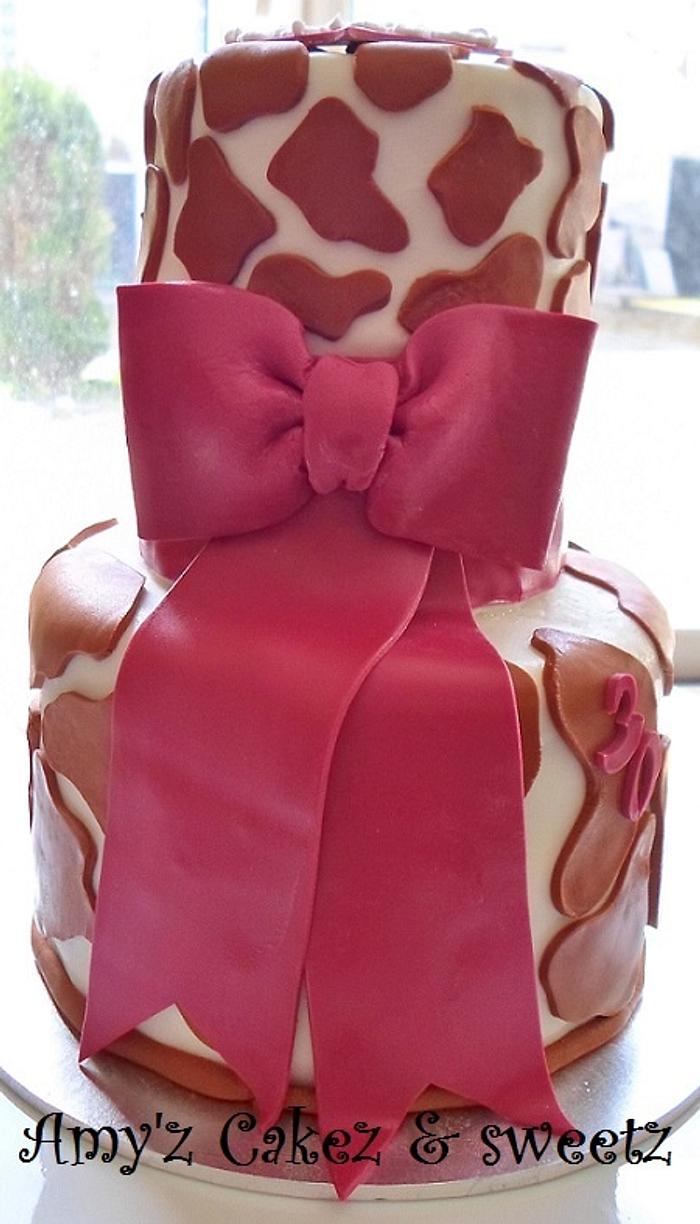 Giraffe print & pink bow