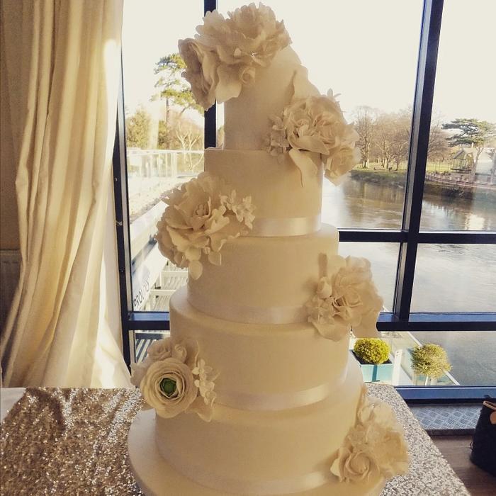 Elegant White wedding cake