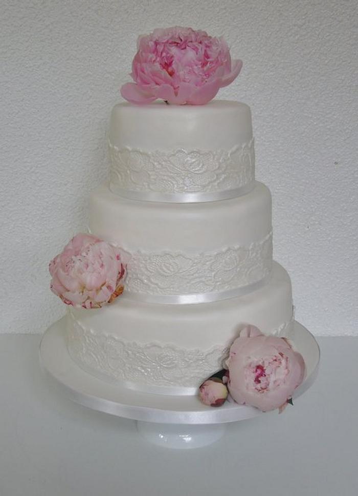 Weddingcake with lace and real flowers