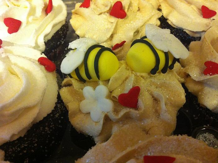 Valentines Cupcakes 'Bee Mine'