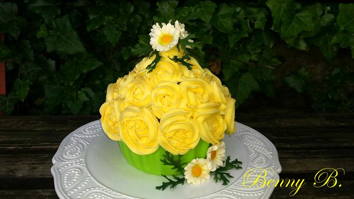 Giant cupcake with  daisies