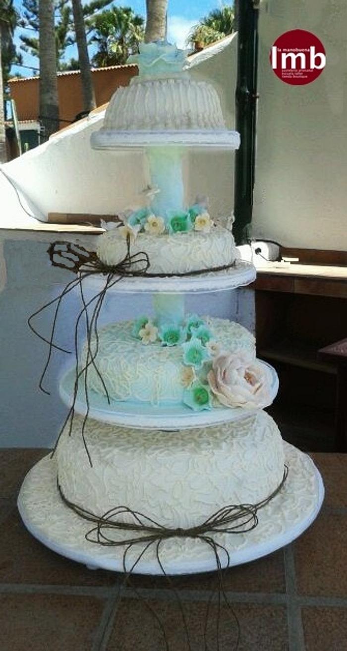 Vintage wedding cake by LA MANOBUENA