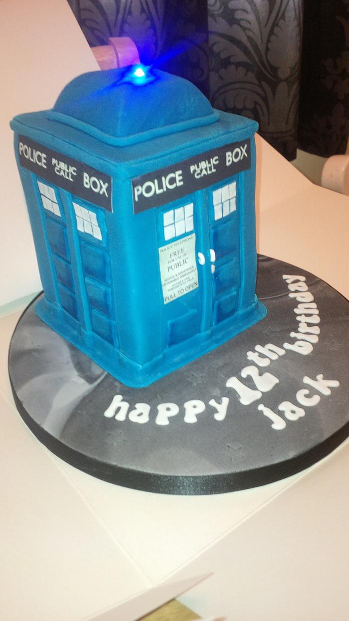 Dr Who light up Tardis Cake
