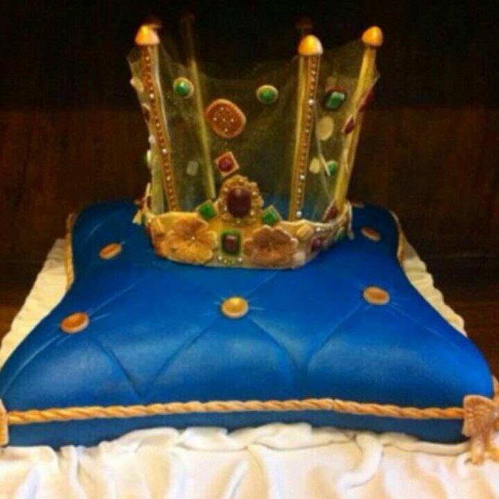 Ottoman crown with pillow cake 
