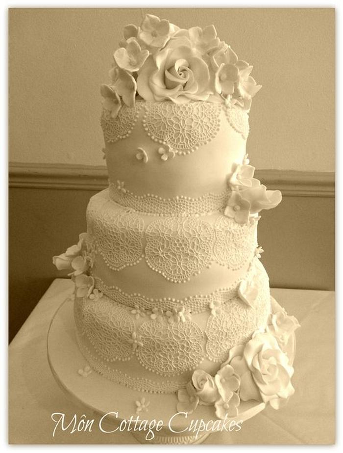 Roses, lace and Hydrangea wedding cake