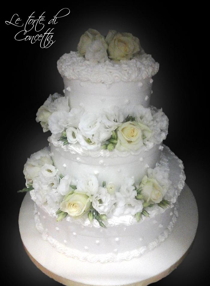 Wedding cake with roses and lisiantus.