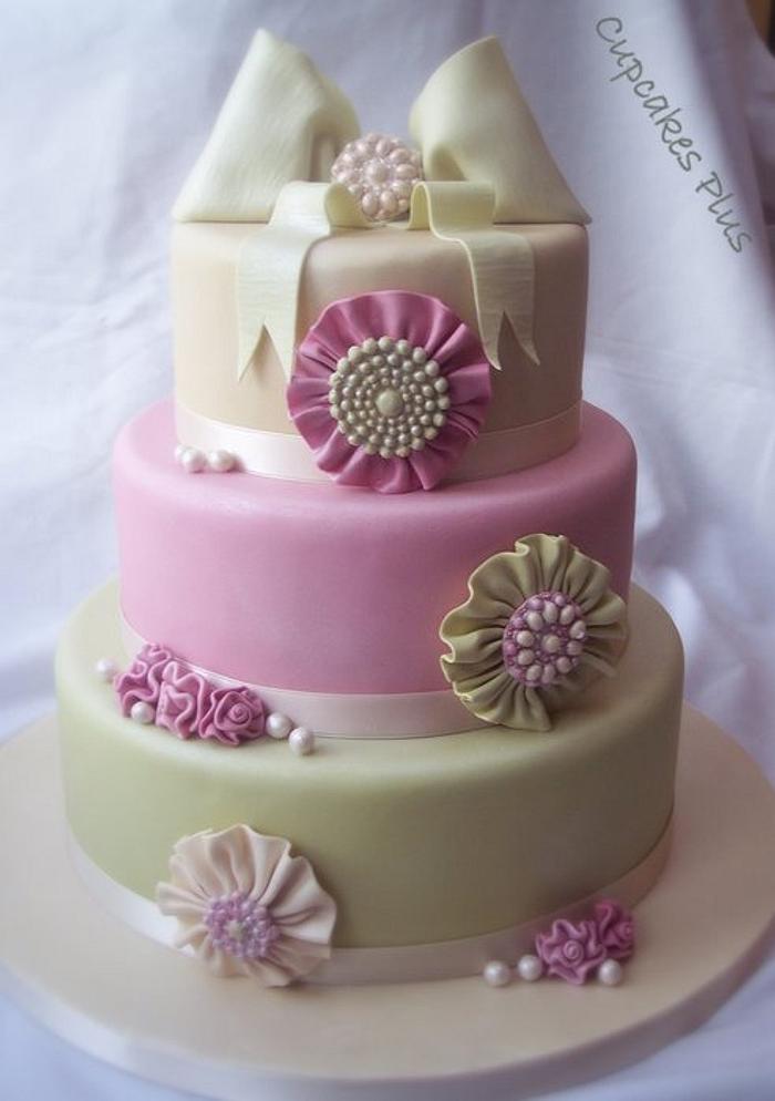 Rosette and brooch wedding cake