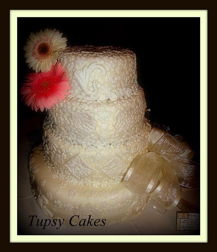 lace fondant wedding cake