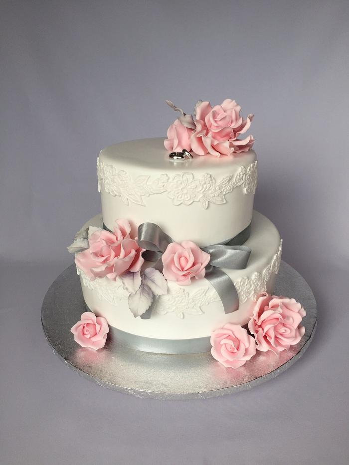 Soft wedding cake with roses