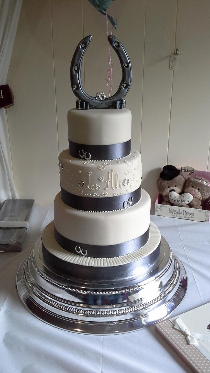 Horseshoe wedding cake 