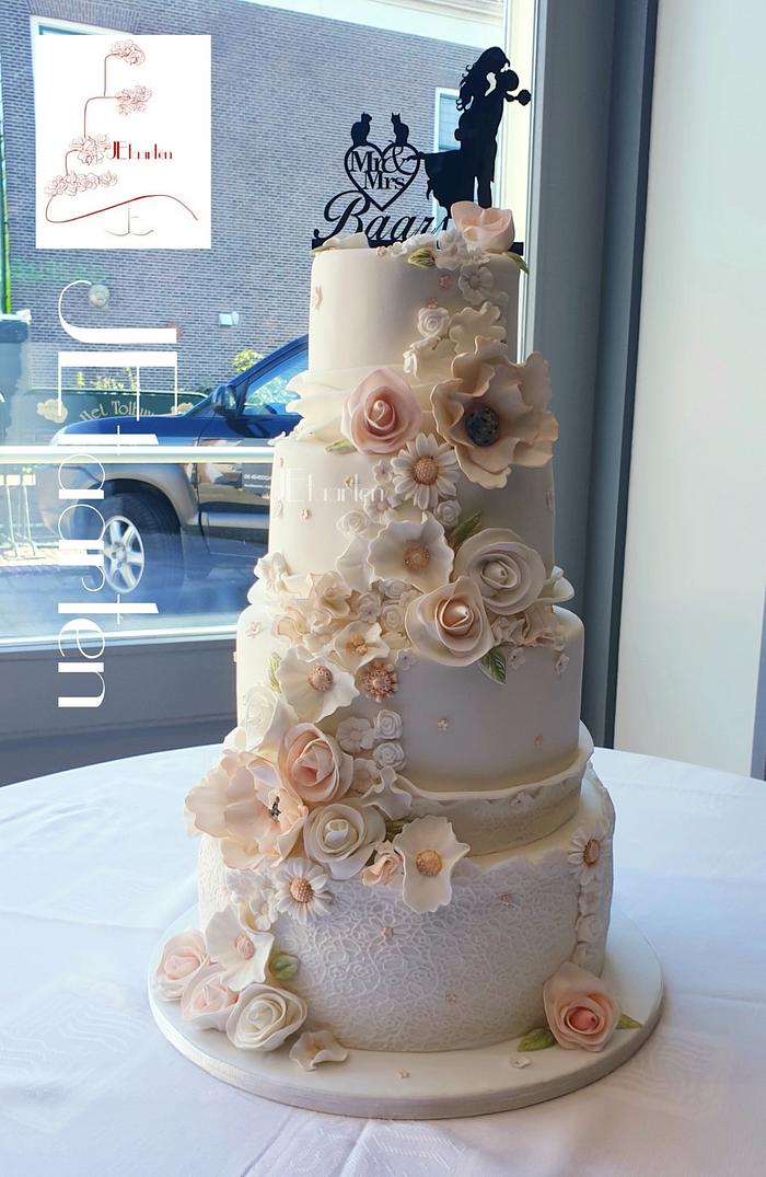 Beautiful pink and white weddingcake