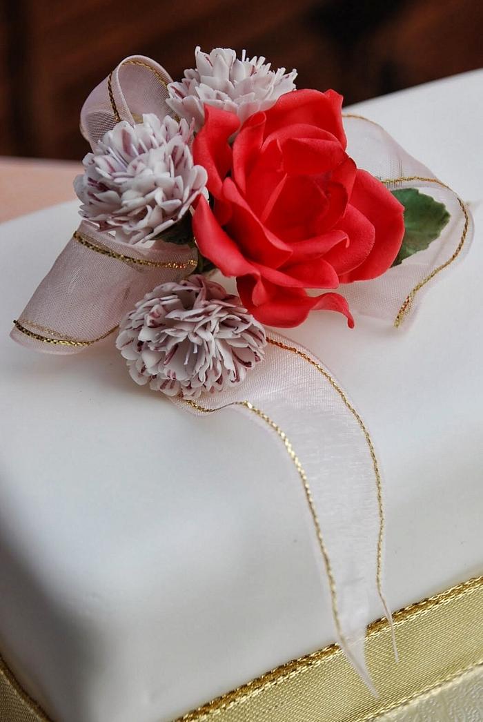 Sugar rose and carnation cake