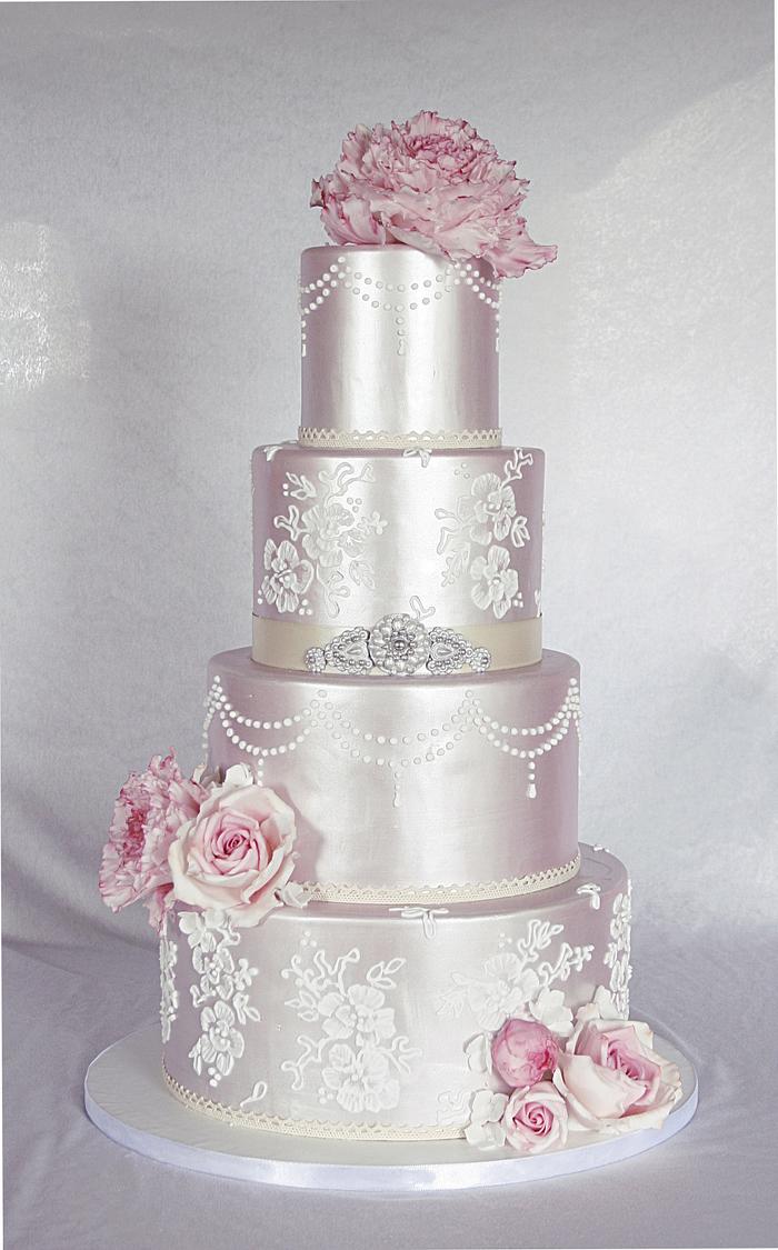 Wedding cake in shimmer.