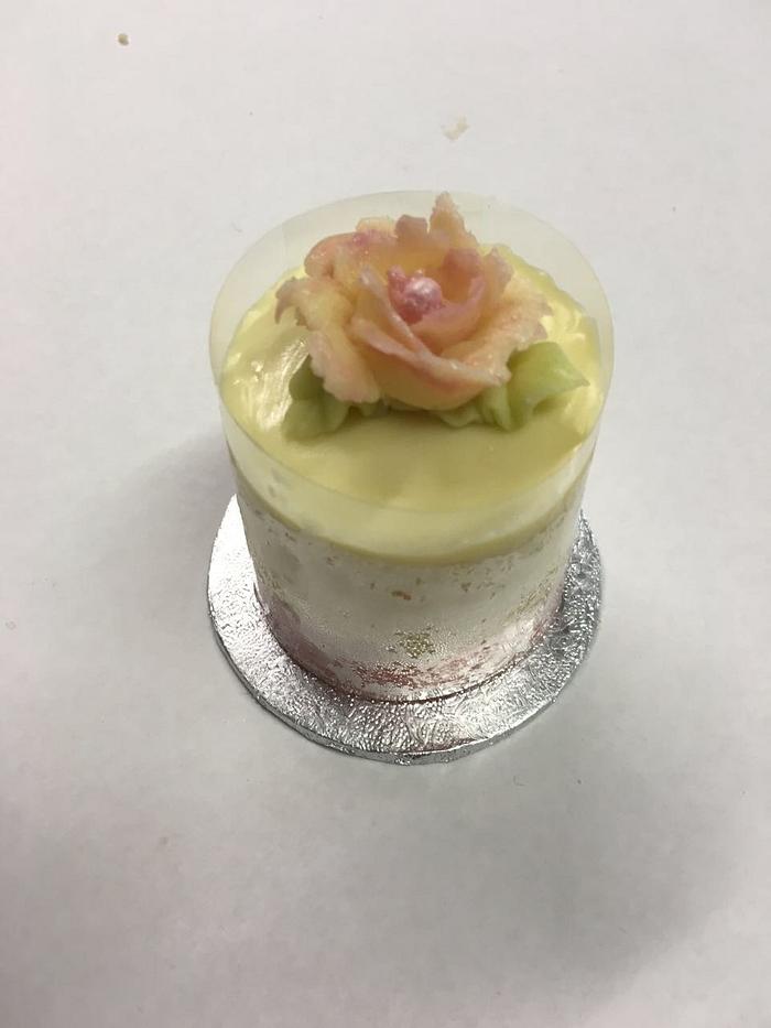 Individual mini wedding cakes