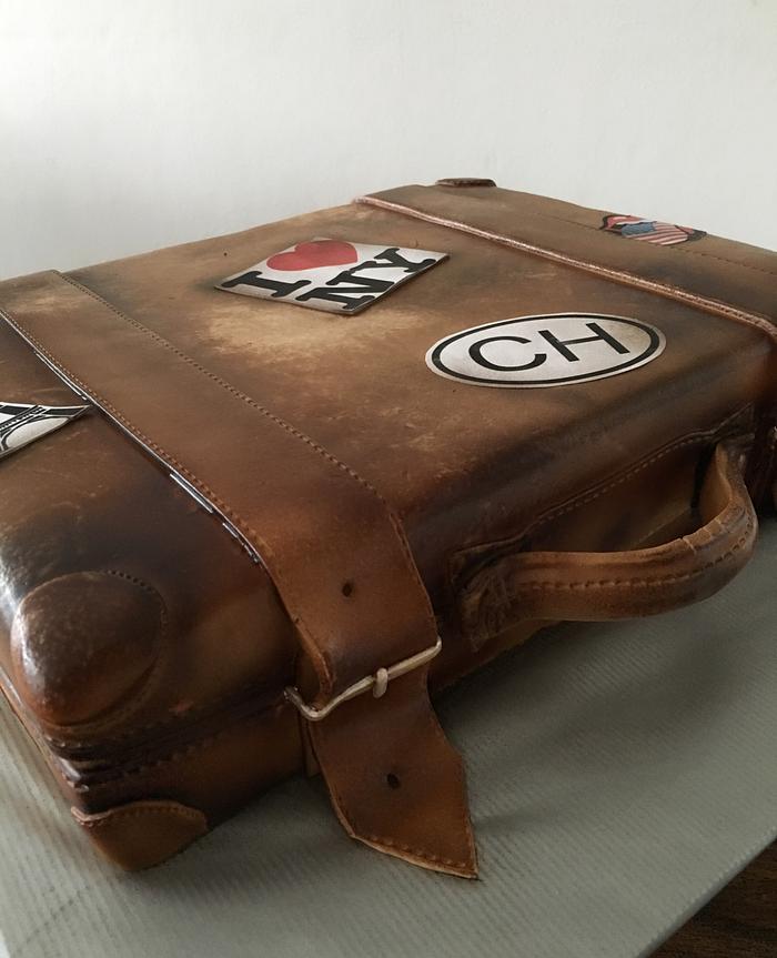 Old luggage cake 
