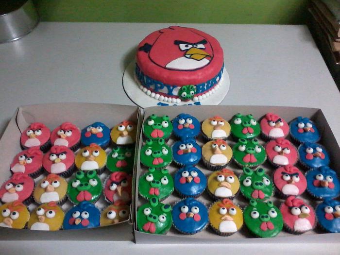 Angry Bird Cake and Cupcakes^_^