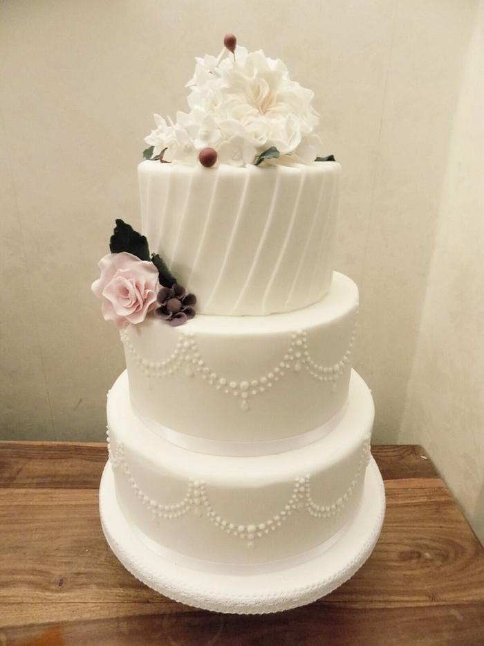 Pleats and piping wedding cake 