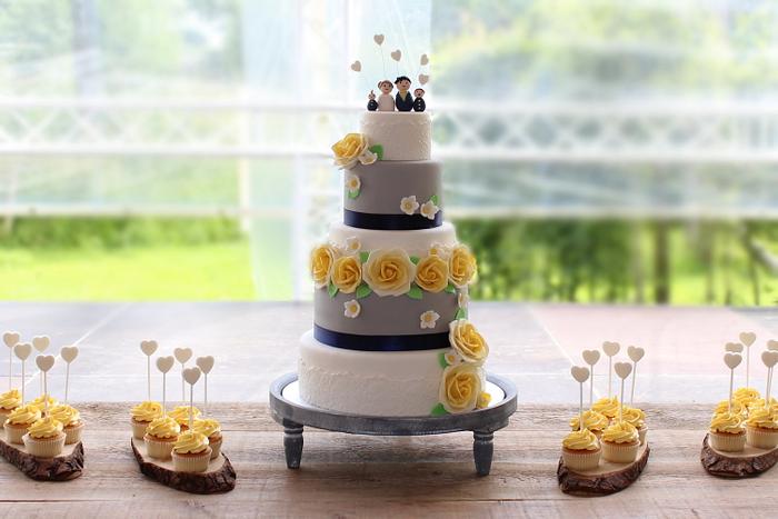 Weddingcake with cupcakes