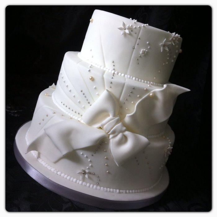 white bow and pearls cake