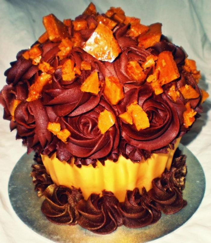 chocolate and honeycomb giant cupcake 