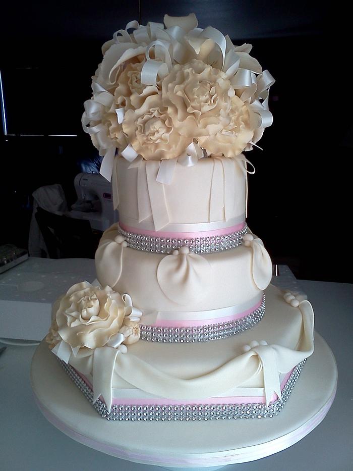 Champagne & pink wedding cake 