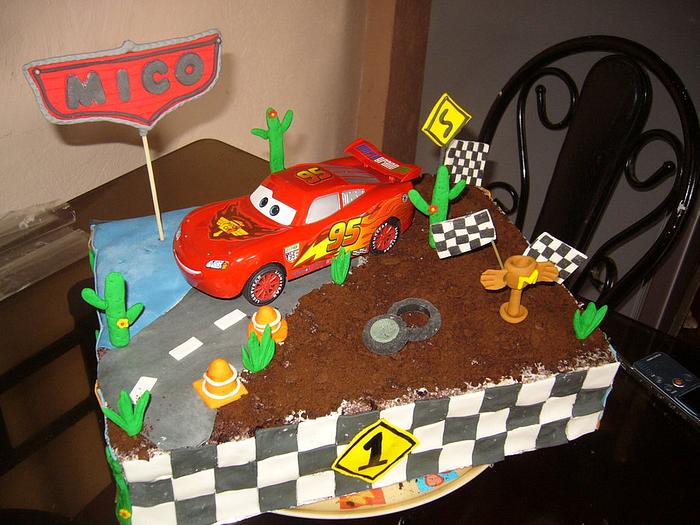 MC QUEEN CARS CAKE AND CUPCAKES