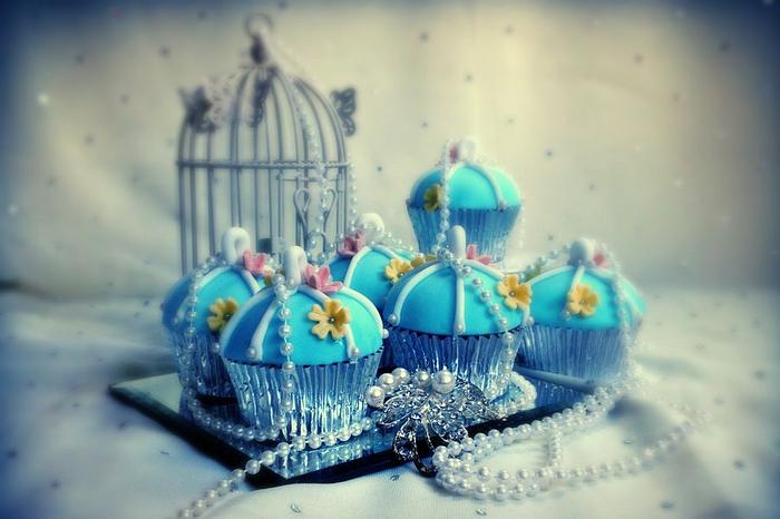 Vintage birdcage cupcake collection