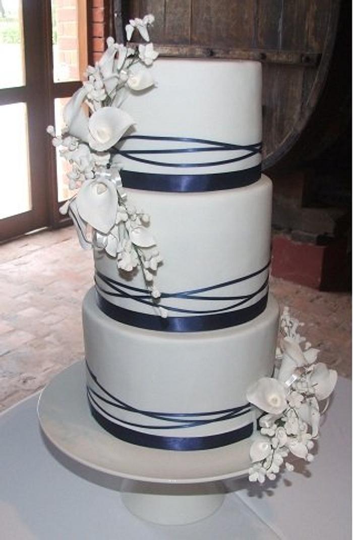 Lillies & roses wedding cake