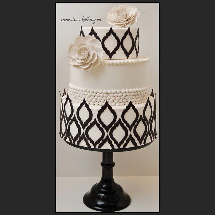 Black & White Quatrefoil Wedding Cake