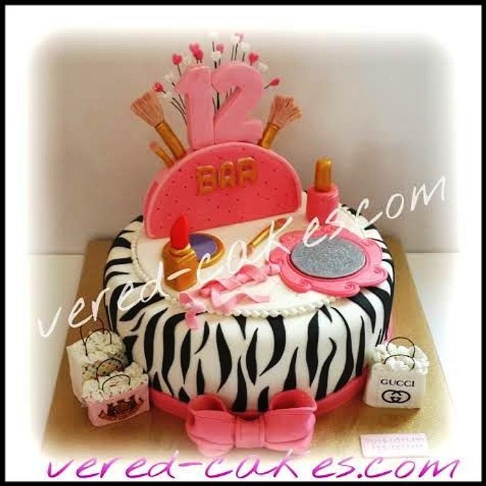 Make-up and shopping bags cake