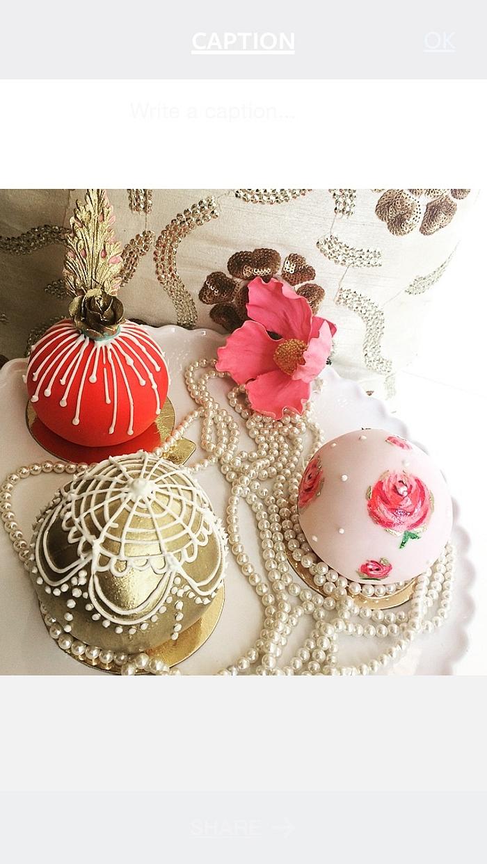 Pretty Bauble Cakes