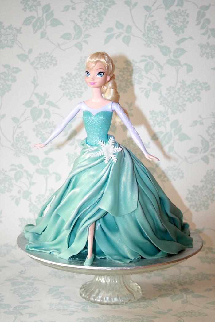 Walking Elsa cake